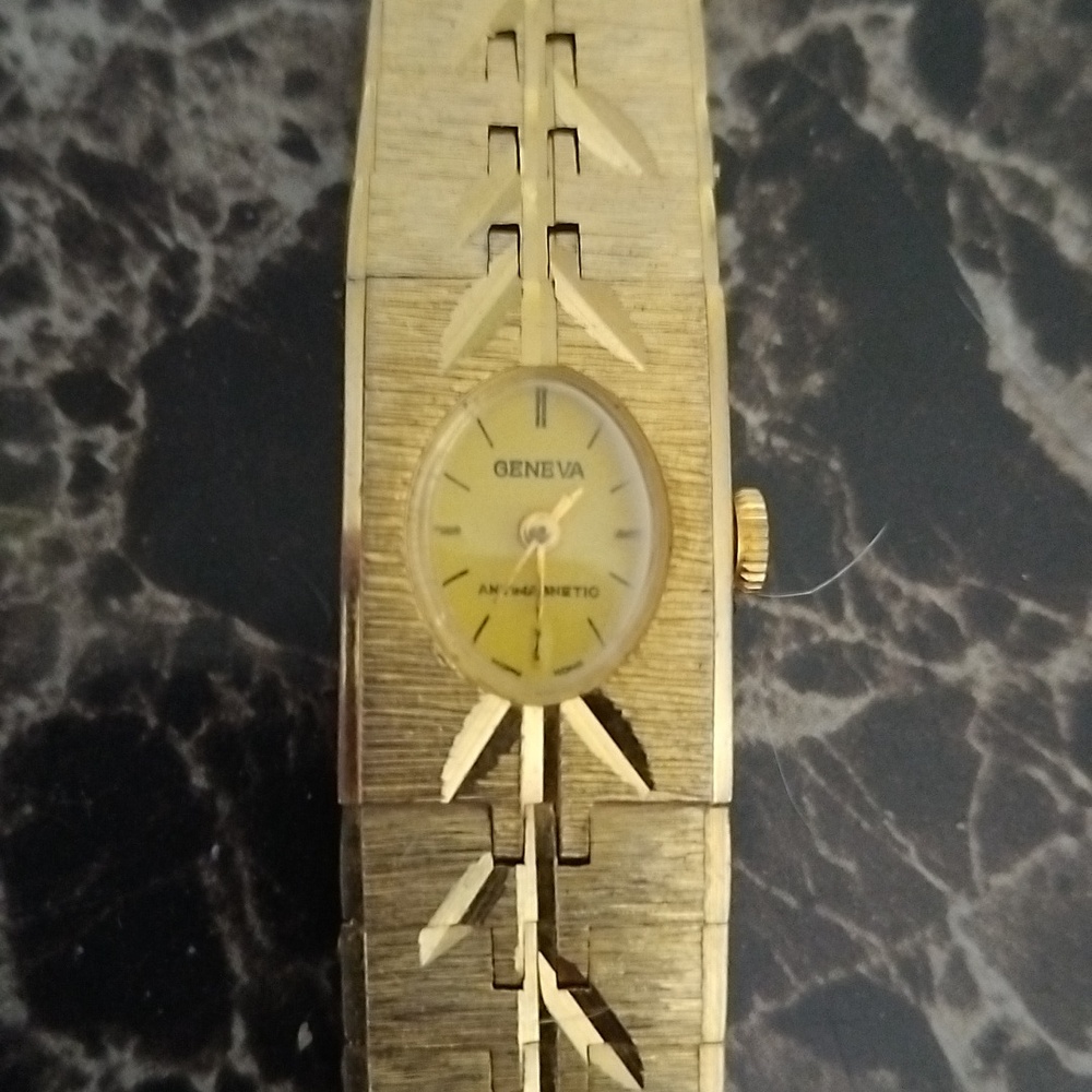 Vtg. Geneva Gold tone Anti magnetic Ladies wrist watch